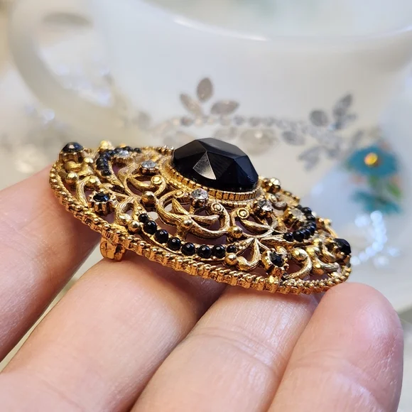 Vintage Florenza Black Rhinestone Mourning Brooch in Gold-tone - Picture 6 of 8